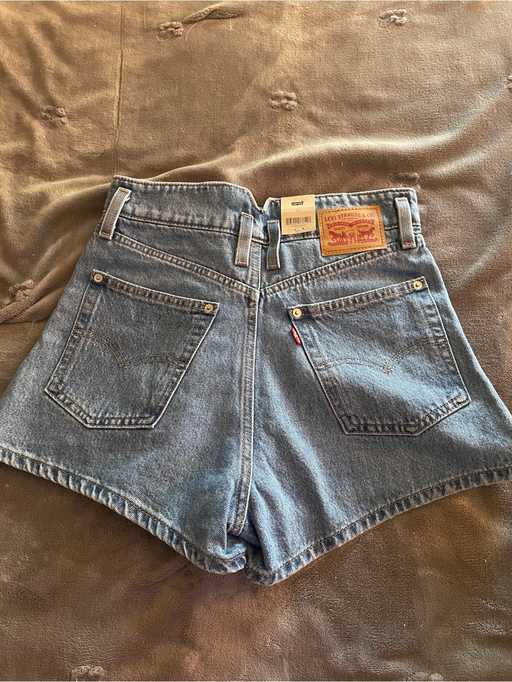 Levi’s High-Rise Mom Shorts - Picture 4 of 4